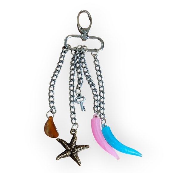 Chic Multi-Charm Keychain - Picture 2 of 6